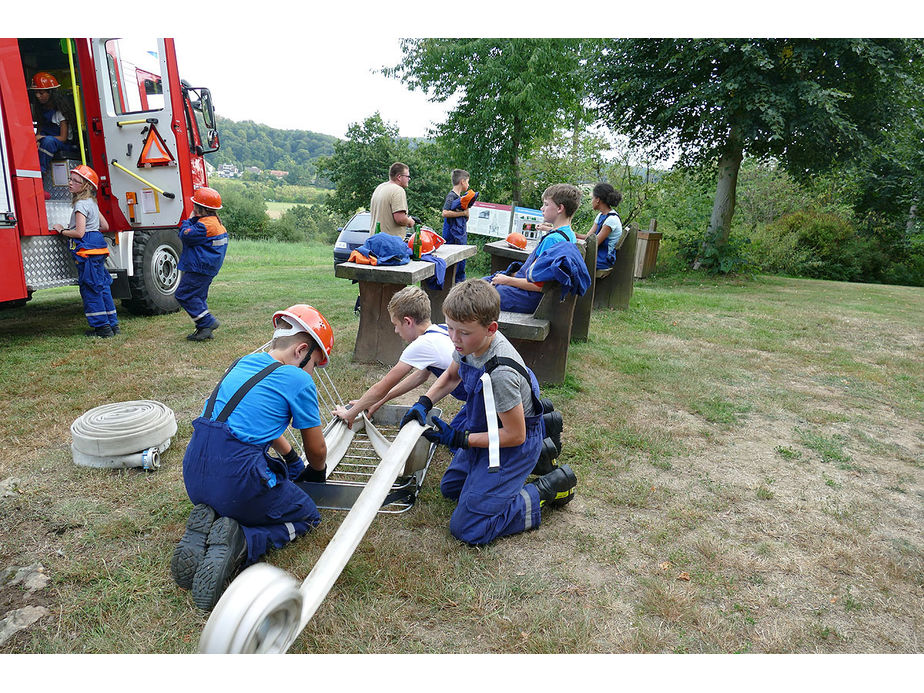 Naumburger Jugendfeuerwehr hilft an der Weingartenkapelle (Foto: Karl-Franz Thiede)